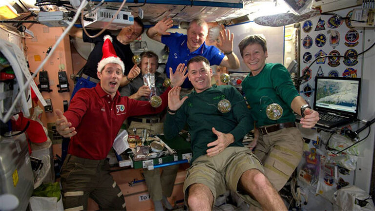 Astronotlar, Yeni Yıla Milletlerarası Uzay İstasyonu’nda Girdi