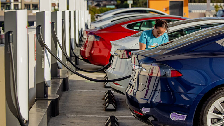 Elektrikli Araba Satışları 2022’de Tavan Yaptı
