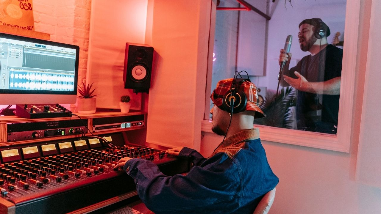 Müzikçiler Konserde Ya Da Stüdyoda Neden Kulaklık Takıyor? - Yerli Portal