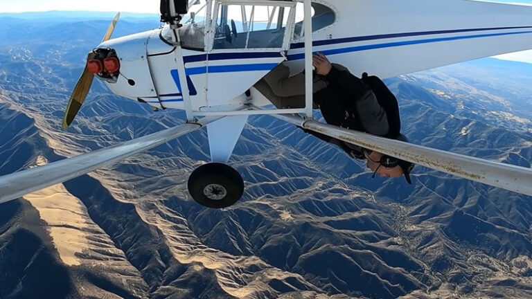 Uçağının Motoru Durur Durmaz Uçaktan Atlayan YouTuber